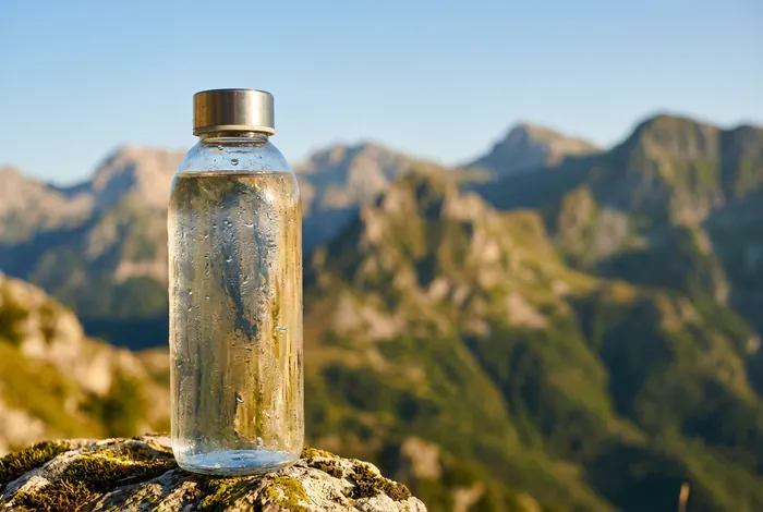 Albanie eau potable : boire l'eau du robinet ? - Eau en Albanie : 5 astuces pour ne pas être malade - Faut-il boire l'eau du robinet en Albanie ? Verdict Bouteille d'eau en Albanie paysage