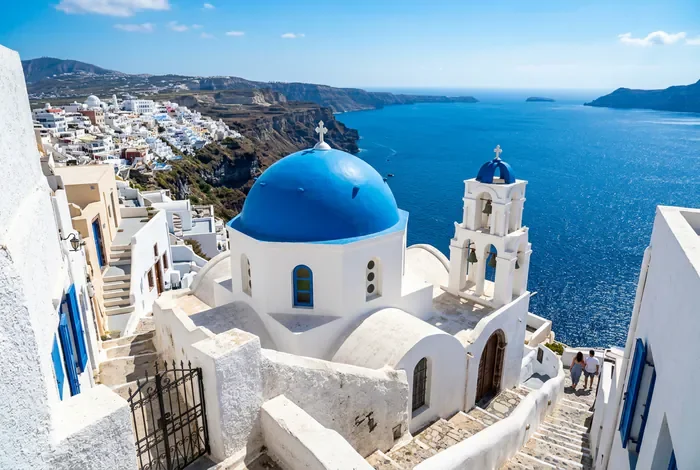 Que faire à Santorin ? 8 incontournables (2026) - Santorin 2026 : Le guide ultime anti-foule - Comment visiter Santorin sans la foule en 2026 ? Gros plan sur un dôme bleu emblématique d'Oia à Santorin
