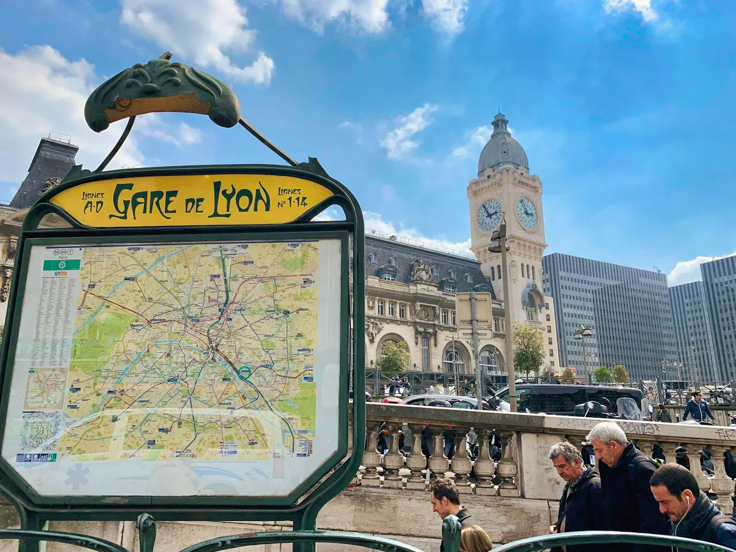 Arriver à Paris en train, en avion ou en voiture : le guide pratique pour bien choisir son quartier Plan du métro et façade de la gare de Lyon à Paris, photographie de George Kourounis